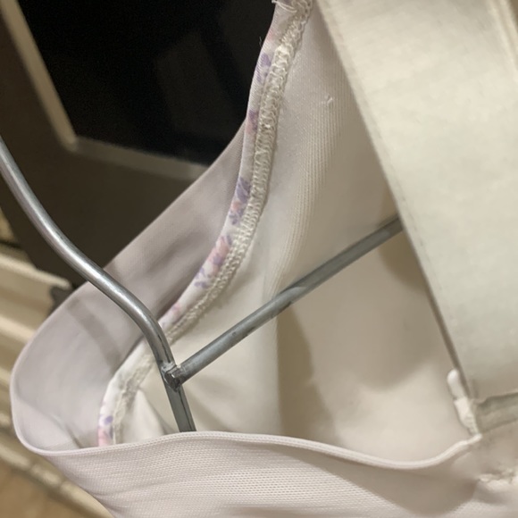 Bali size 38DD non padded underwire bra with side support panels. Under arms are - Picture 10 of 16